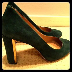 Eye catching gold trimmed hunter green suede pumps from Banana Republic. Sz 9.5